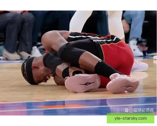 巴特勒膝伤倒地仍做鬼脸离场时